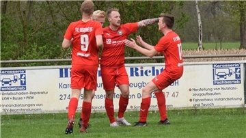 Die Mannschaft des FC Nordheide - hier beim Torjubel im Spiel gegen Rüspel/Weertzen - steht vor dem Aufstieg in die Kreisliga.