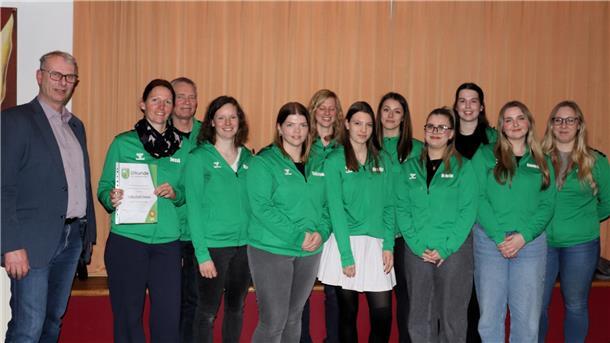 Die Mannschaft des Jahres beim TuS Tarmstedt (von rechts): Stefanie Schreiber, Emma Wesseloh, Sarah Krentzel, Merle Evers, Cheyenne Sextroh, Nantje Schnackenberg, Birte Bremer, Sabrina Buchholz, Hannah Petersen, Trainer Frank Stahlberg, Jessika Stahlberg-Weba und Vorsitzender Bernd Sievers.