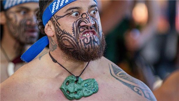 Königin mit traditionellem Tattoo Die Maori haben viele Traditionen.