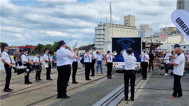Beim Binnenhafenfest in Brake pullt die Osterfeuer-Crew am schnellsten Die Marching-Band Brake gab mit Pauken und Trompeten in Gastspiel im Binnenhafen.