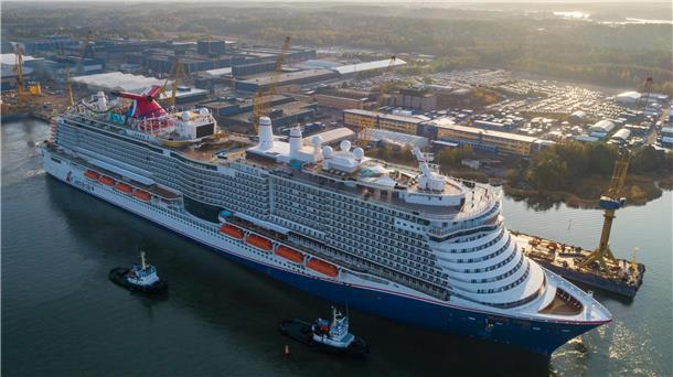 Schiff im Hafen mit Schleppern