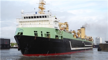 "Margiris" durchfährt die Doppelschleuse am Fischereihafen Bremerhaven