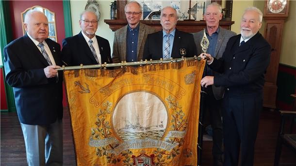 Die Marinekameradschaft übergab ihre Vereinsfahne (von links): Günter Felske (Vorsitzender), Günter Baumgardt (Schatzmeister), Museumsleiter Dr. Timothy Saunders, Helmut Klug (Schriftführer), Heimatbund-Vorsitzender Hans-Rudolf Mengers und Manfred Spengler (2. Vorsitzender).