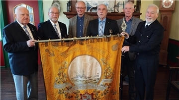 Die Marinekameradschaft übergab ihre Vereinsfahne (von links): Günter Felske (Vorsitzender), Günter Baumgardt (Schatzmeister), Museumsleiter Dr. Timothy Saunders, Helmut Klug (Schriftführer), Heimatbund-Vorsitzender Hans-Rudolf Mengers und Manfred Spengler (2. Vorsitzender).