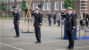 Die Marineoperationsschule (MOS) hat mit Kapitän zur See Jens Grimm (links), einen neuen Kommandeur. Nach etwas mehr als sechs Jahren übergab Kapitän zur See Eckhardt Bödeker (rechts) das Kommando an Grimm. Konteradmiral Christoph Joachim Müller-Meinhard begleitete das militärische Zeremoniell im Innenhof der Kaserne in Bremerhaven.