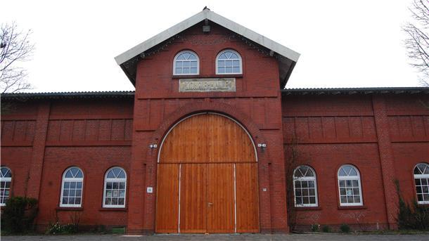 Die Markthalle Rodenkirchen hat inzwischen auch ihre neuen Türen bekommen. Die sind wieder aus Holz, aber größer. Das ist dem Brandschutz geschuldet.