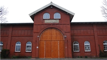Die Markthalle Rodenkirchen hat inzwischen auch ihre neuen Türen bekommen. Die sind wieder aus Holz, aber größer. Das ist dem Brandschutz geschuldet.