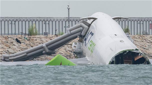 Tödlicher Unfall: Jumbo-Jet rutscht über Landebahn ins Meer Die Maschine kam aus Dubai.
