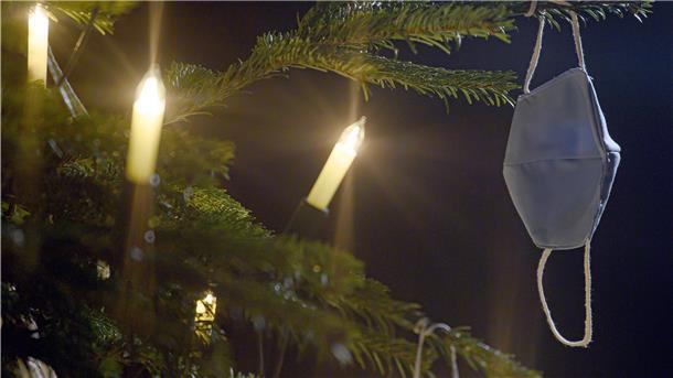 Corona-Verordnung: Keine Maske unterm Tannenbaum Die Maske kann bei größeren Feiern auch zu Hause abgenommen werden. Wer mag, kann sie solange zu dekorativen Zwecken an den Baum hängen. Aber nur bei elektrischen Kerzen!