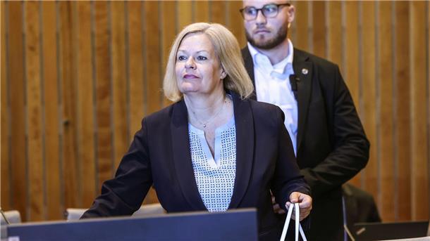 Faeser zu Solingen-Attentat: Keine Versäumnisse beim BAMF Die maßgeblichen Sicherheitsbehörden hatten laut Ex-Innenministerin Nancy Faeser vor dem Attentat von Solingen keine einschlägigen Erkenntnisse zu Issa Al H.