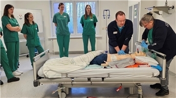 Die Medizinstipendiatinnen des Landkreises trafen sich am Simulations-, Notfall- und Schulungszentrum in Unterstedt.