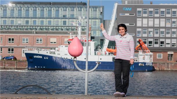 Klimatologin Monica Ionita vor dem AWI-Forschungskutter Uthörn