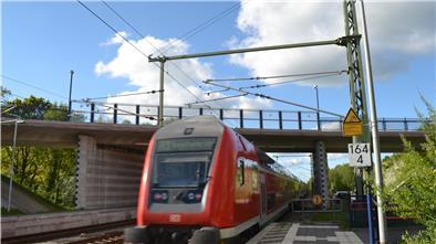 Die mehrere Meter hohe Bahn-Brücke in Stubben schreckt die Loxstedter SPD ab. Solch ein Ungetüm wolle man nicht unbedingt in der Ortsmitte haben, heißt es.