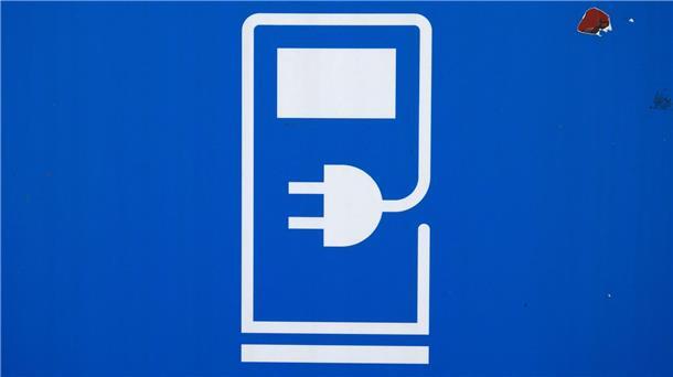 Die Mehrheit der privaten Autobesitzer in Deutschland misstraut nach einer Umfrage der HUK Coburg nach wie vor dem Elektroauto. (Symbolbild)