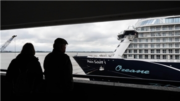 Die „Mein Schiff 1“ an der Columbuskaje. Sie erhielt nun einen Landstromanschluss.