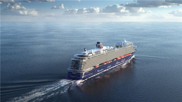 Ein Kreuzfahrtschiff fährt über das Meer