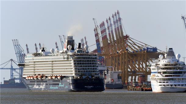 Ein Schiff legt ab.