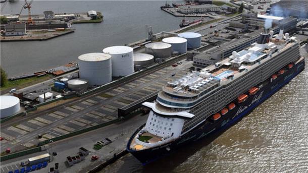 Ein Kreuzfahrtschiff liegt am Columbus Cruise Center