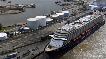 Ein Kreuzfahrtschiff liegt am Columbus Cruise Center