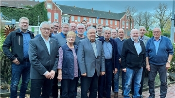 Größere Gruppe Menschen