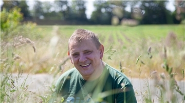 Die meisten seiner Wildkräuter findet Dirk Schwerdts im heimischen Garten. Doch auch in der freien Natur - wie hier am Krempeler Weg in Midlum - hat er schon Schätze für seine Kräuterküche entdeckt.