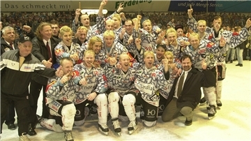 Die Meister-Mannschaft des REV Bremerhaven von 2002 mit Sebastian Furchner und Sebastian Jones.