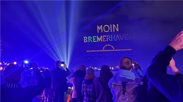 Die Menschen am Deich waren begeistert von der Show und applaudierten.