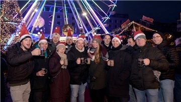 Gruppe auf Weihnachtsmarkt