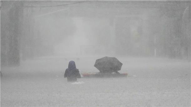 Sturm „Wipha“: Tote auf den Philippinen - Sorge in Vietnam Die Menschen mussten durch brusttiefes Wasser waten.