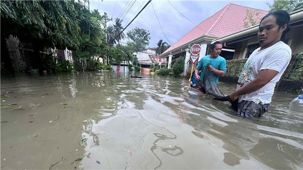 Taifun „Kalmaegi“ trifft Philippinen: mindestens sieben Tote Die Menschen mussten teilweise durch hüfthohes Wasser waten.