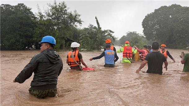 „Winde wie ein Erdbeben“: Supertaifun Krathon tobt in Asien Die Menschen wateten vielerorts durch hüfthohe Wassermassen.
