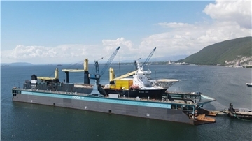 Die „Mexican Giant“ im Schwimmdock in Jamaika. Unter anderem wurden dort die Motoren und Propeller des in Bremerhaven gebauten Schiffs gewartet.
