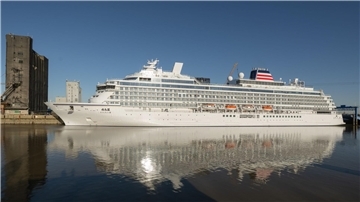 Die "Auska III" in einem Hafen. Die Meyer Werft hat das japanische Kreuzfahrtschiff „Asuka III“ an NYK Cruises übergeben. 