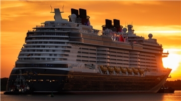 Meyer Werft liefert LNG-Kreuzer „Disney Destiny“ pünktlich für Disney-Taufe Ein Schiff im Sonnenuntergang. Die Meyer Werft hat die „Disney Destiny“ an Disney Cruise Line übergeben – zwei Wochen vor dem geplanten Termin. Der 341 Meter lange LNG-Kreuzer wird künftig in der Karibik fahren.