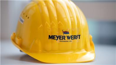 Die Meyer Werft in Papenburg geht wegen der Corona-Krise bis zum 30. August in verlängerte Betriebsferien.