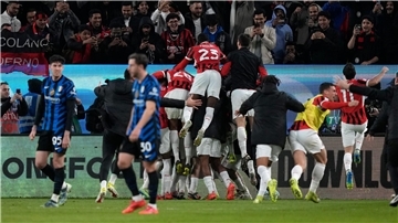 Die Milan-Spieler jubeln über den Siegtreffer.