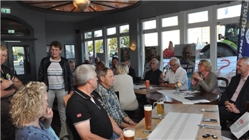 Die Minister Barbara Otte-Kinast und Björn Thümler (rechts im Bild) im Gespräch mit Landwirten und anderen Besuchern einer CDU-Veranstaltung in Blexen.