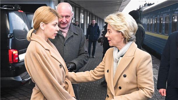 Die Ministerin für europäische Integration der Ukraine, Olha Stefanischyna, begrüßt Ursula von der Leyen.