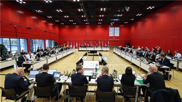Ministerpräsidenten wollen mehr Geld vom Bund für Häfen Die Ministerpräsidenten aller 16 Bundesländer haben sich für ein stärkeres Engagement des Bundes bei Investitionen in die Häfen ausgesprochen.