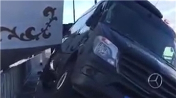 Die "Mir" rammt ein Auto.