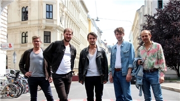 Die Mitglieder der Band Wanda, Lukas Hasitschka, Marco Michael Wanda (eigentlich Michael Marco Fitzthum), Manuel Christoph Poppe, Christian Hummer und Reinhold Weber.