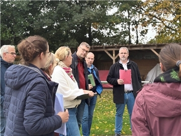 Die Mitglieder des Freizeitausschusses bereisen gemeinsam mit Samtgemeindebürgermeister Oliver Moje (Zweiter von rechts) sowie Vorsitzenden der Fördervereine und Badpersonal die Freibäder in Hepstedt, Kirchtimke und Wilstedt.