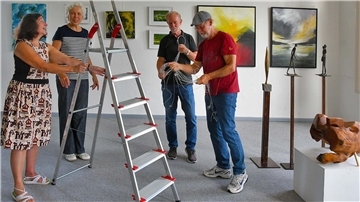 Die Mitglieder des Kulturforums Land Wursten bereiten eine neue Ausstellung in der Poststraße 16 in Dorum vor.