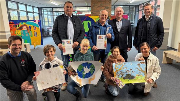 Lions Club und Oste-Hamme-Schule nehmen am Friedenplakatwettbewerb teil Die Mitglieder des Lions Club Ad Schijven (obere Reihe von links), Hinrich Busch, Lars Druske und Michael Thölken mit Klassenlehrer Sören Siegel (untere Reihe von links) Meliena Ellssel, Mia Brümmer, Safina Stern und Schulleiterin Astrid Junge.