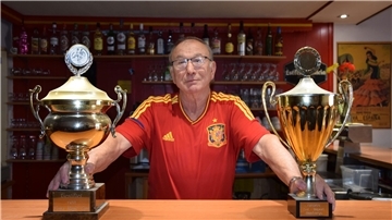 Miguel Mateo Garcia zeigt alte Trophäen.