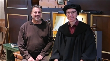 Die Mitwirkenden des Orgelkonzerts: Kantor Andreas Borbe (links) und Pastor Martin Knapmeyer auf der Orgelbank der St.-Viti-Kirche.