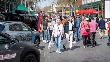 Die Mobilitätsmeile lockt bei bestem Wetter die Besucher in Scharen in die Fußgängerzone.