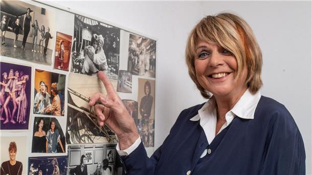 Die Moderatorin Alida Gundlach zeigt auf ein gemeinsames Foto mit Klaus Kinski.