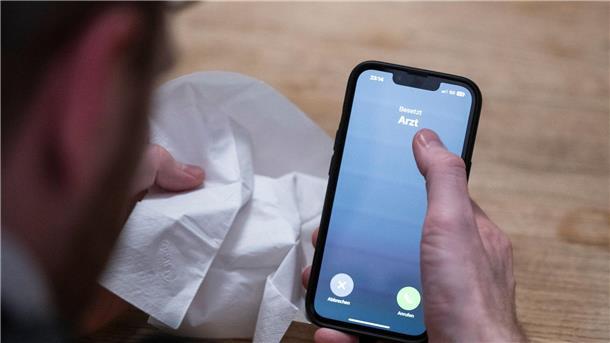 Krankschreibung per Telefon wieder möglich Die Möglichkeit zur telefonischen Krankschreibung erleichtere die Praxisabläufe und helfe auch Patientinnen und Patienten, so der Hausärzteverband.