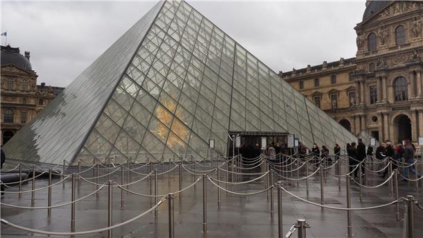 Die Mona Lisa ist im Louvre von Paris ausgestellt.
